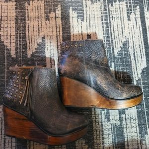 Bedstead wedge bootie